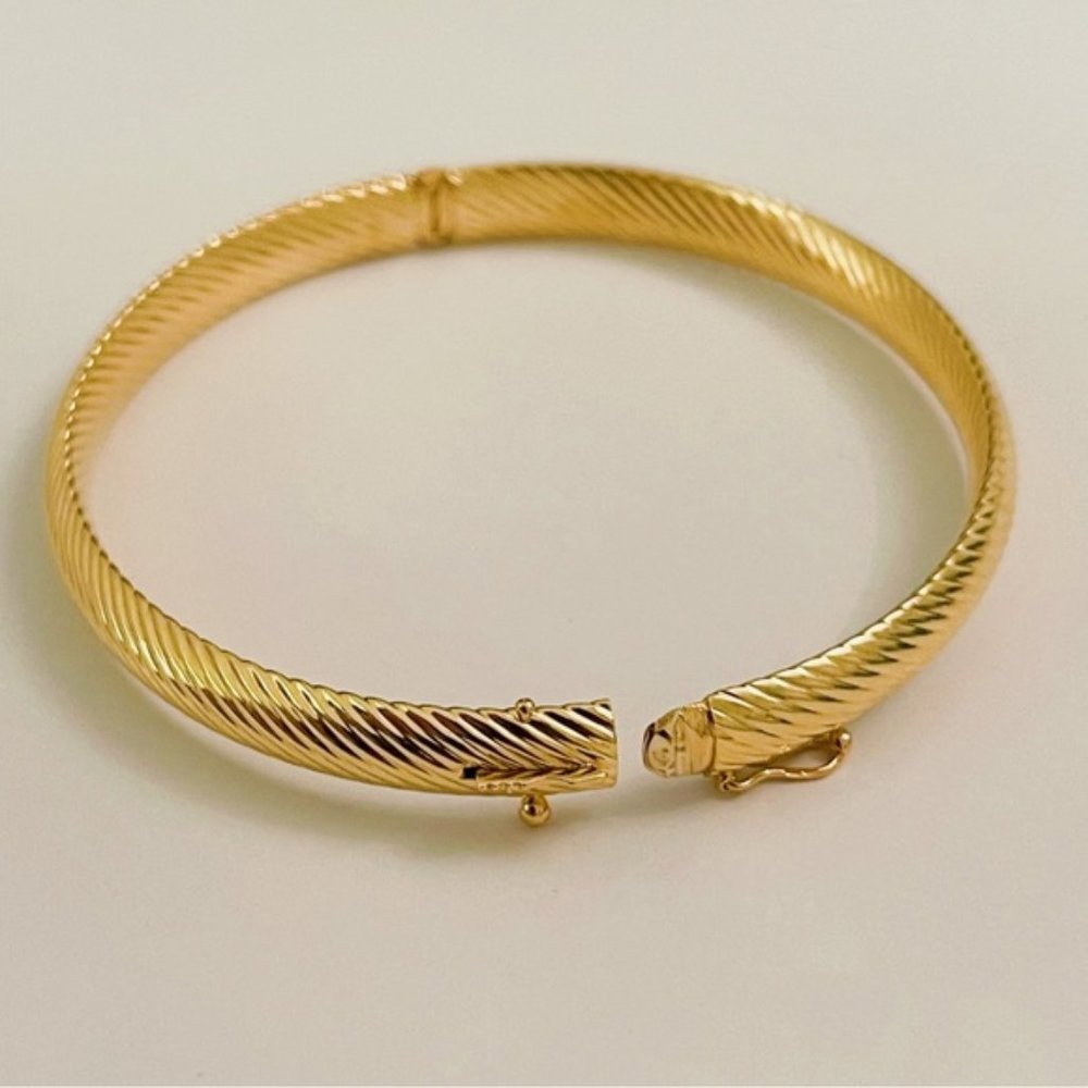 14kt Gold Hinged Bangle